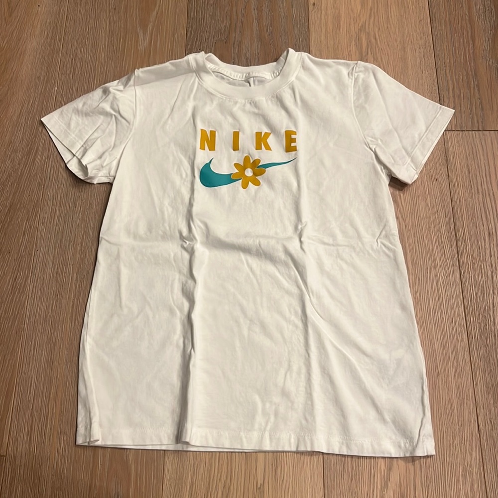 Nike basic women's tee